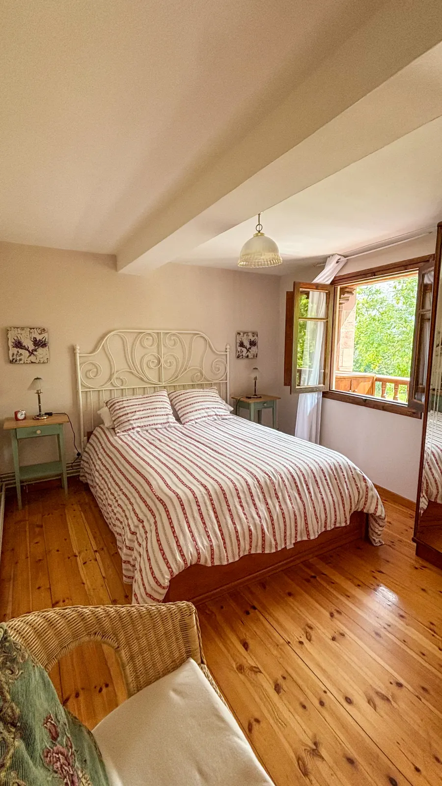 Dormitorio con parquet de madera y ropa de cama de lino
