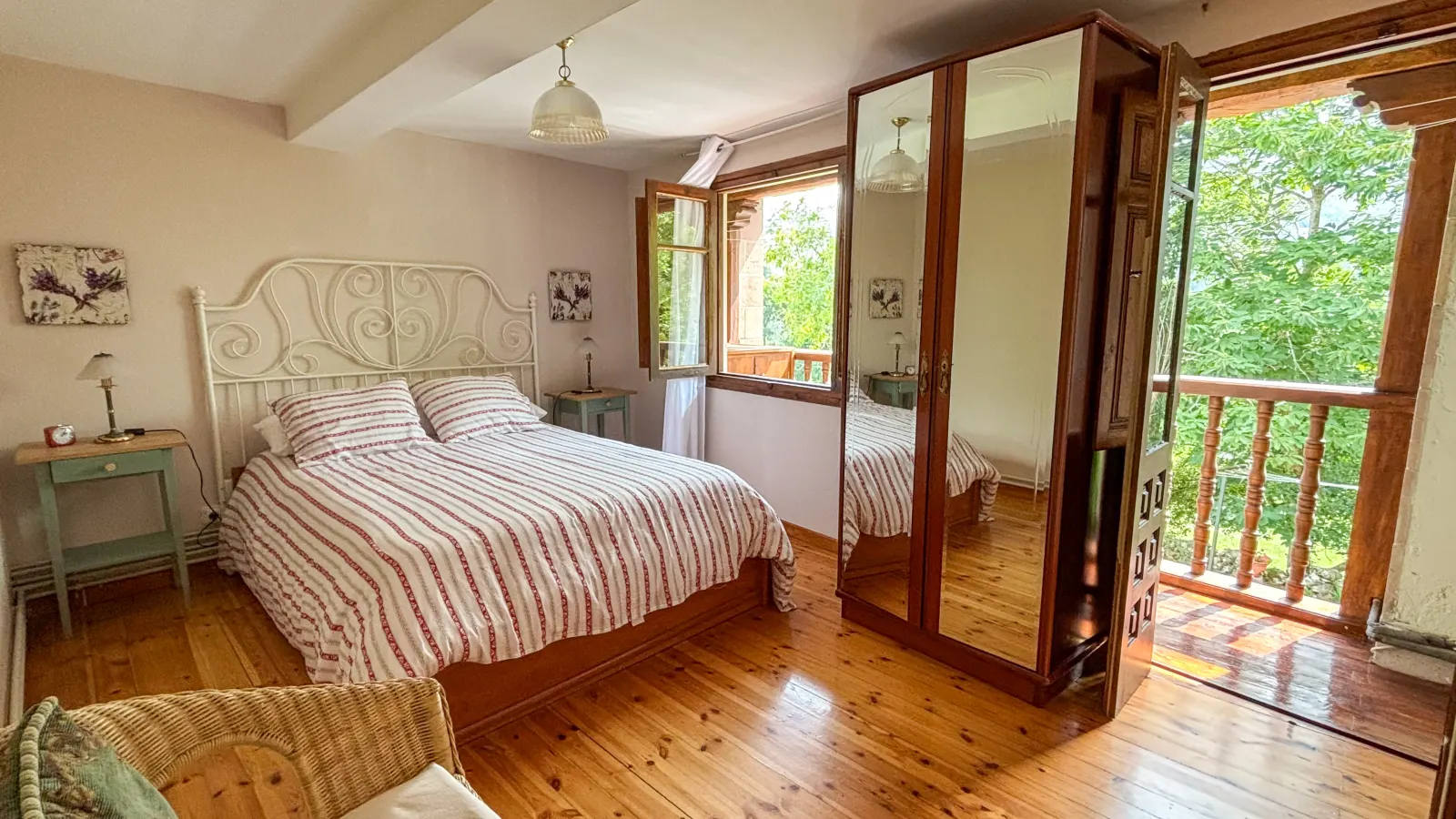 Dormitorio con acceso directo al balcón y vistas al jardín