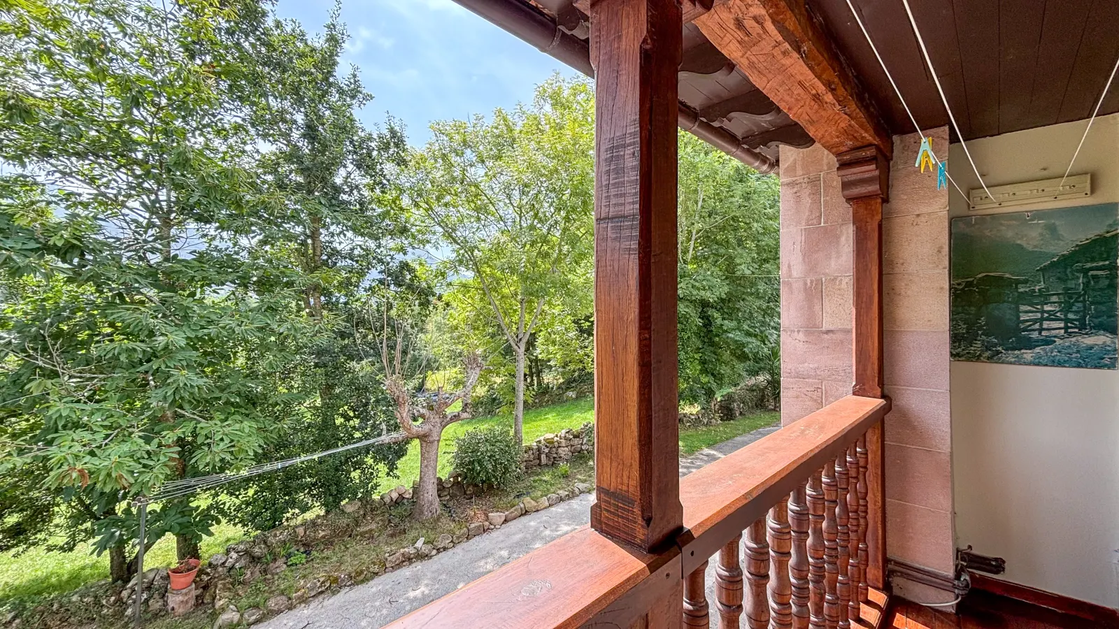 Balcón con jardín y vegetación frondosa