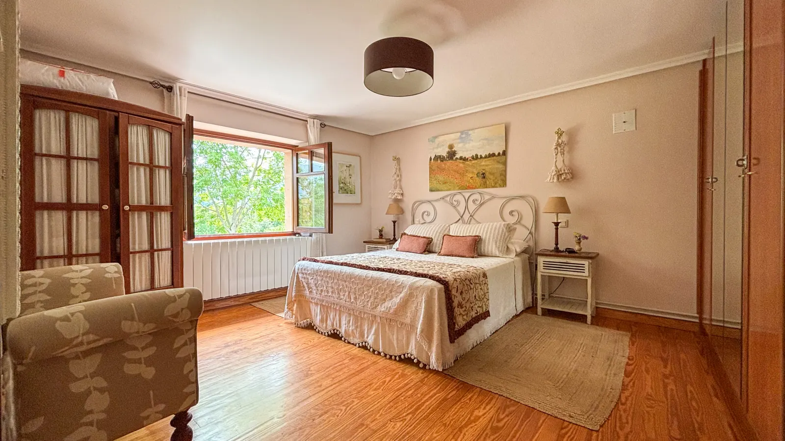 Dormitorio principal con grandes ventanales al jardín