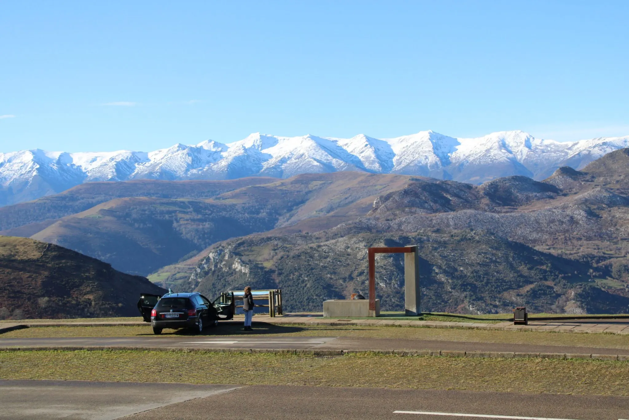Picos de Europa nevados sobre el valle del Nansa